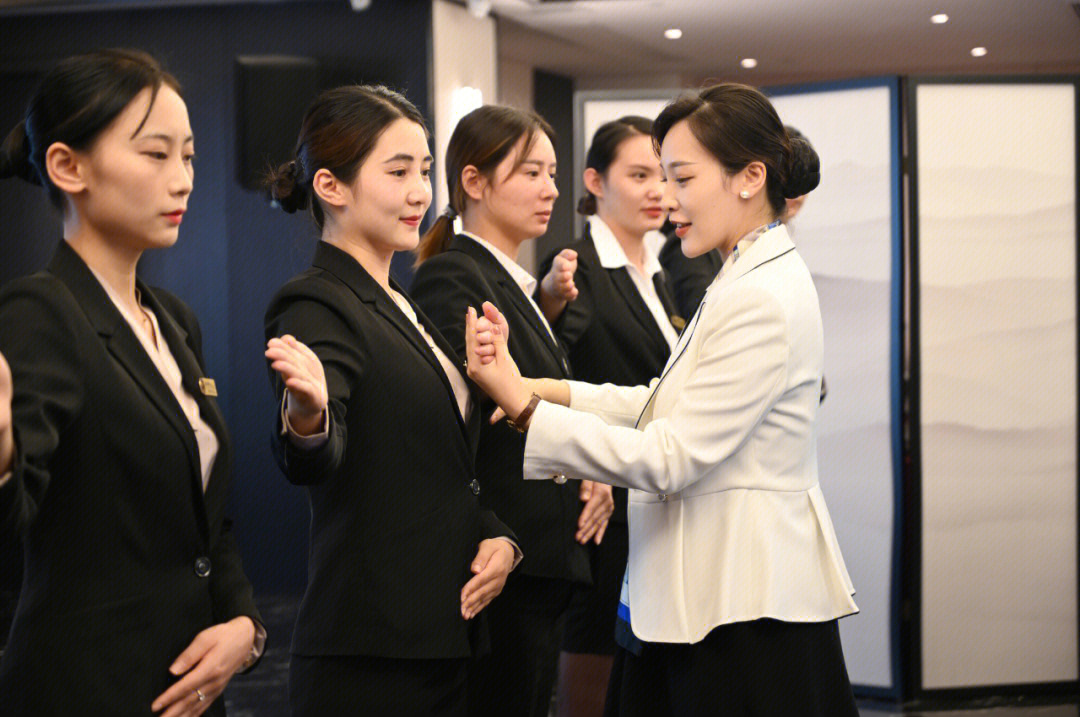 提升專業(yè)形象，鑄就會(huì)展服務(wù)新標(biāo)桿——探析禮儀管家服務(wù)與培訓(xùn)